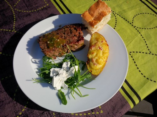Steak met chimichurri en gevulde aardappel op de BBQ