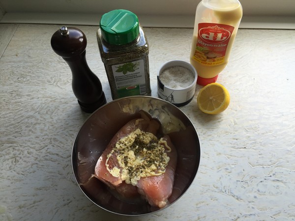 Gemarineerde kip op de BBQ met mayo en citroen