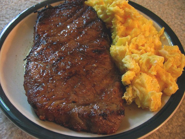 Steak and eggs met spiegelei