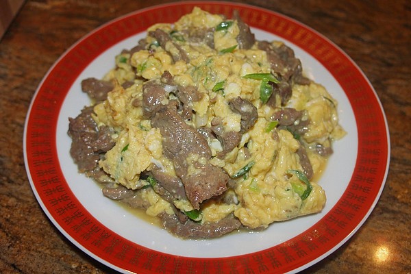 Steak and eggs met groene asperges