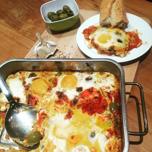 gebakken feta met olijven, tomaten en eieren