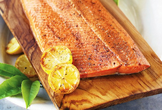 Zalm op de BBQ op cederhout