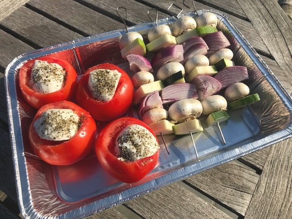 Methode Prestigieus Nautisch Groenten op de BBQ: gevulde tomaten en brochettes met champignon, courgette  en rode ui