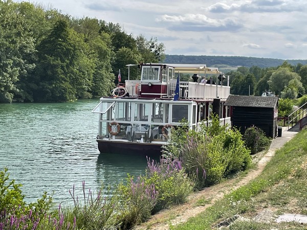 varen met een boot door de champagnestreek